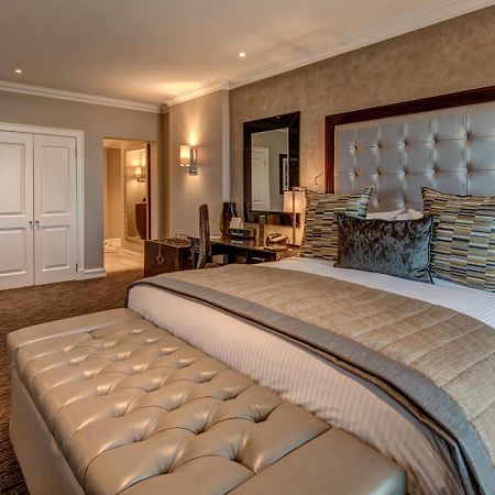 Intercontinental Johannesburg Or Tambo Airport Hotel By Ihg Kempton Park Bagian luar foto A bedroom at The Dorchester