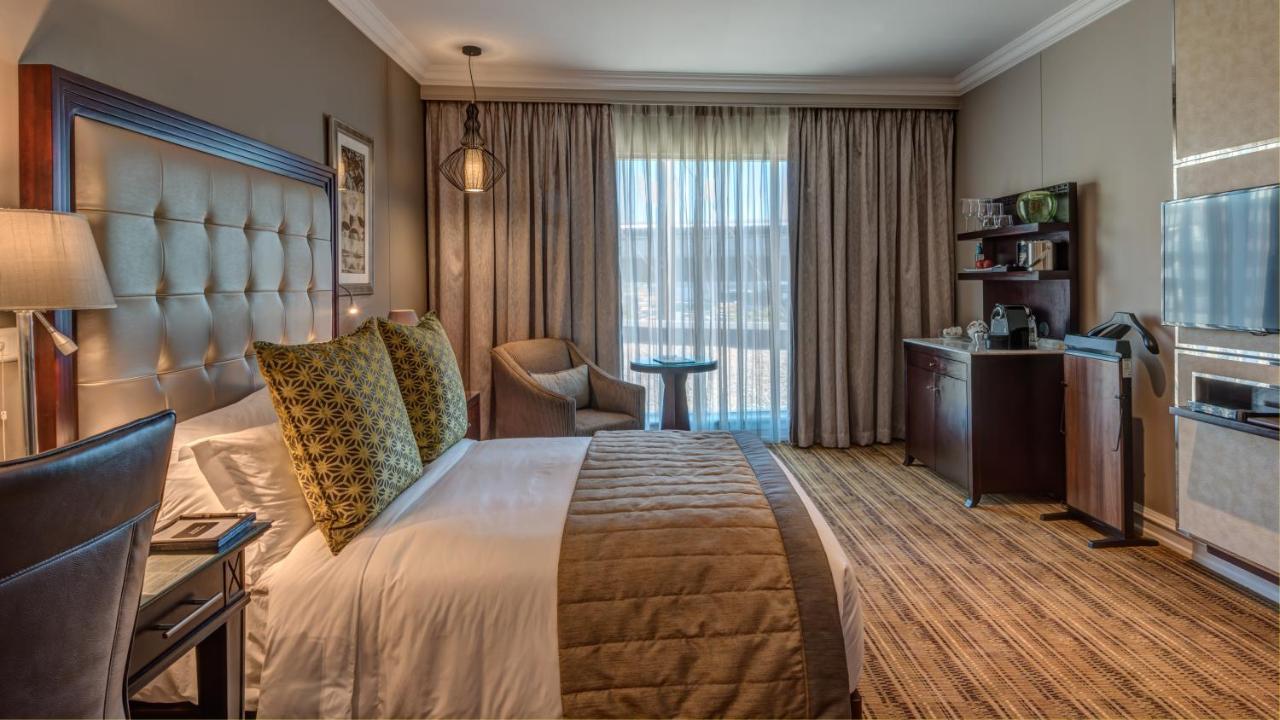 Intercontinental Johannesburg Or Tambo Airport Hotel By Ihg Kempton Park Bagian luar foto A room at the Hilton Cape Town Waterfront