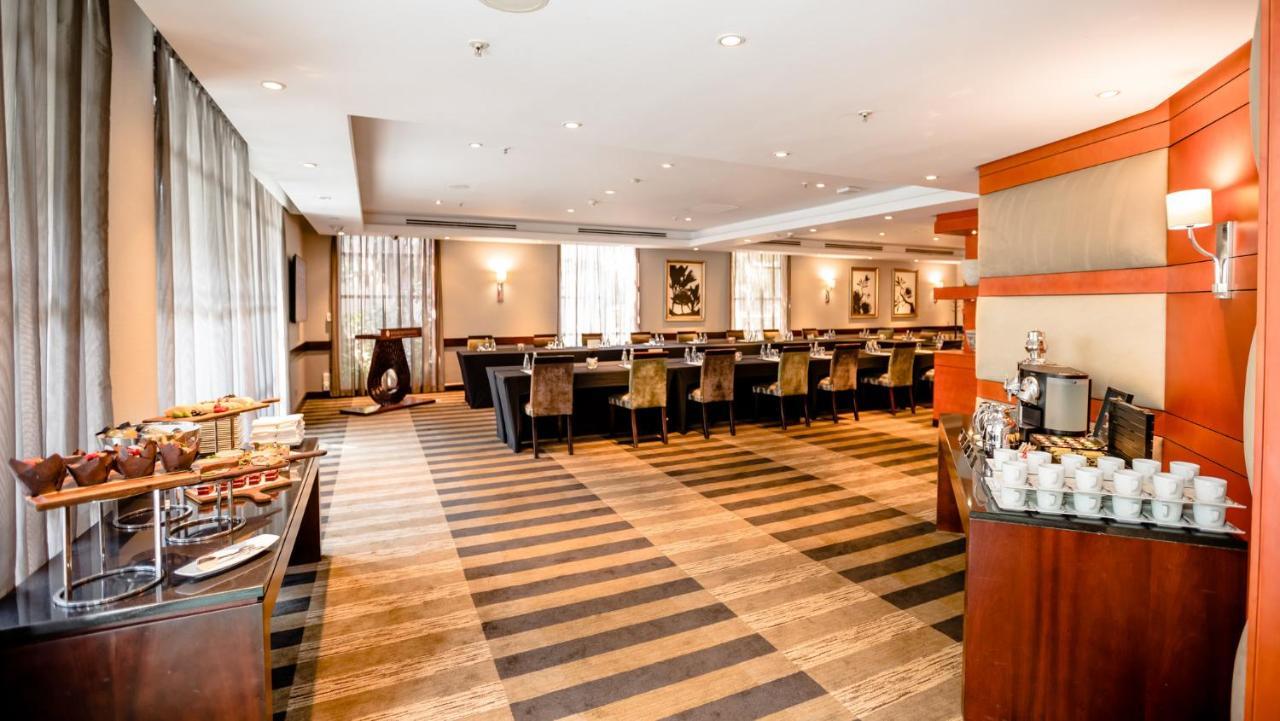 Intercontinental Johannesburg Or Tambo Airport Hotel By Ihg Kempton Park Bagian luar foto The lounge at the airport