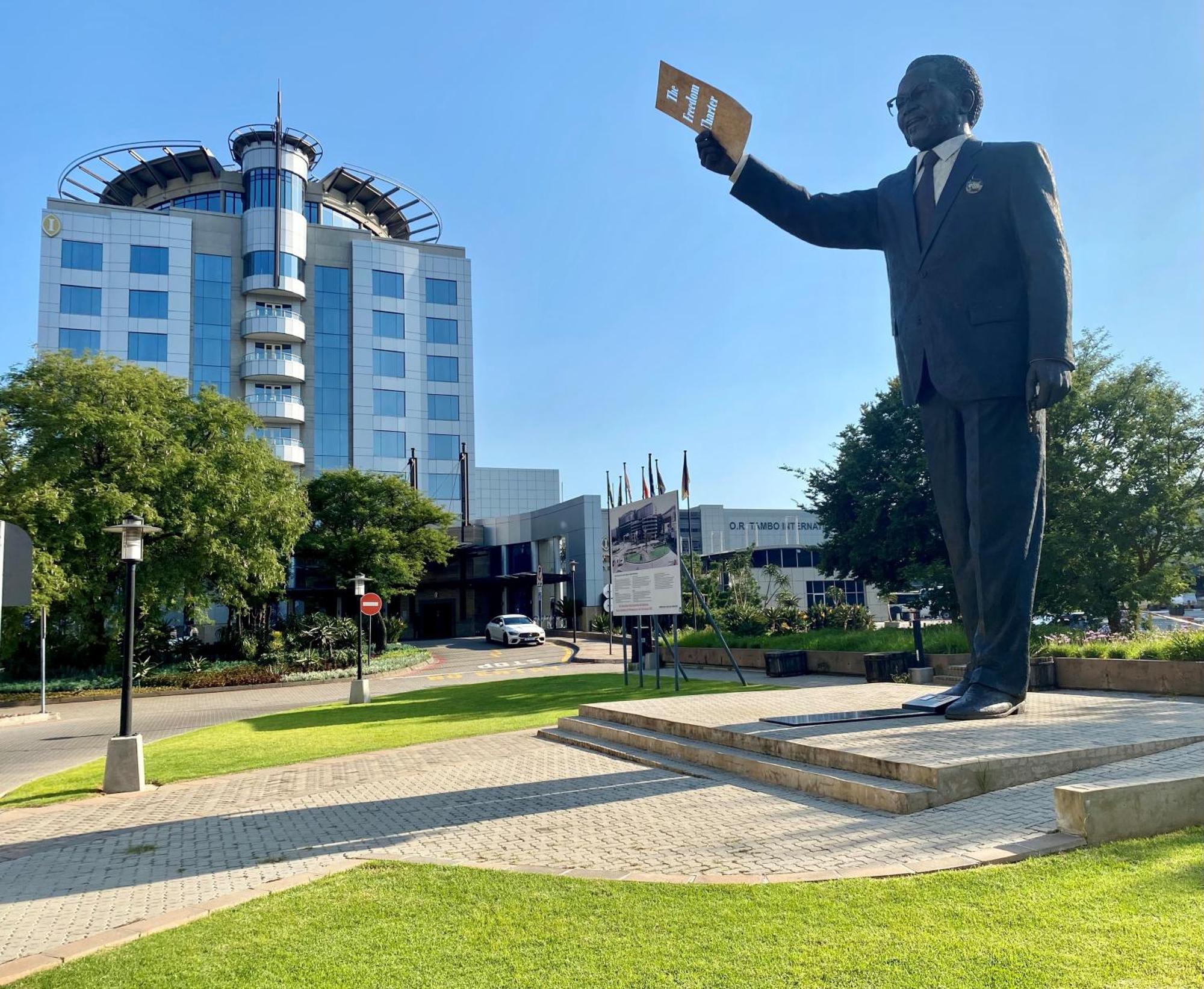 Intercontinental Johannesburg Or Tambo Airport Hotel By Ihg Kempton Park Bagian luar foto Statue of Maurice Thorez in Mantes