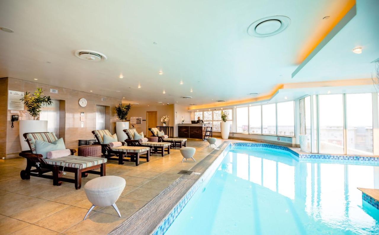 Intercontinental Johannesburg Or Tambo Airport Hotel By Ihg Kempton Park Bagian luar foto The pool at the 12th floor