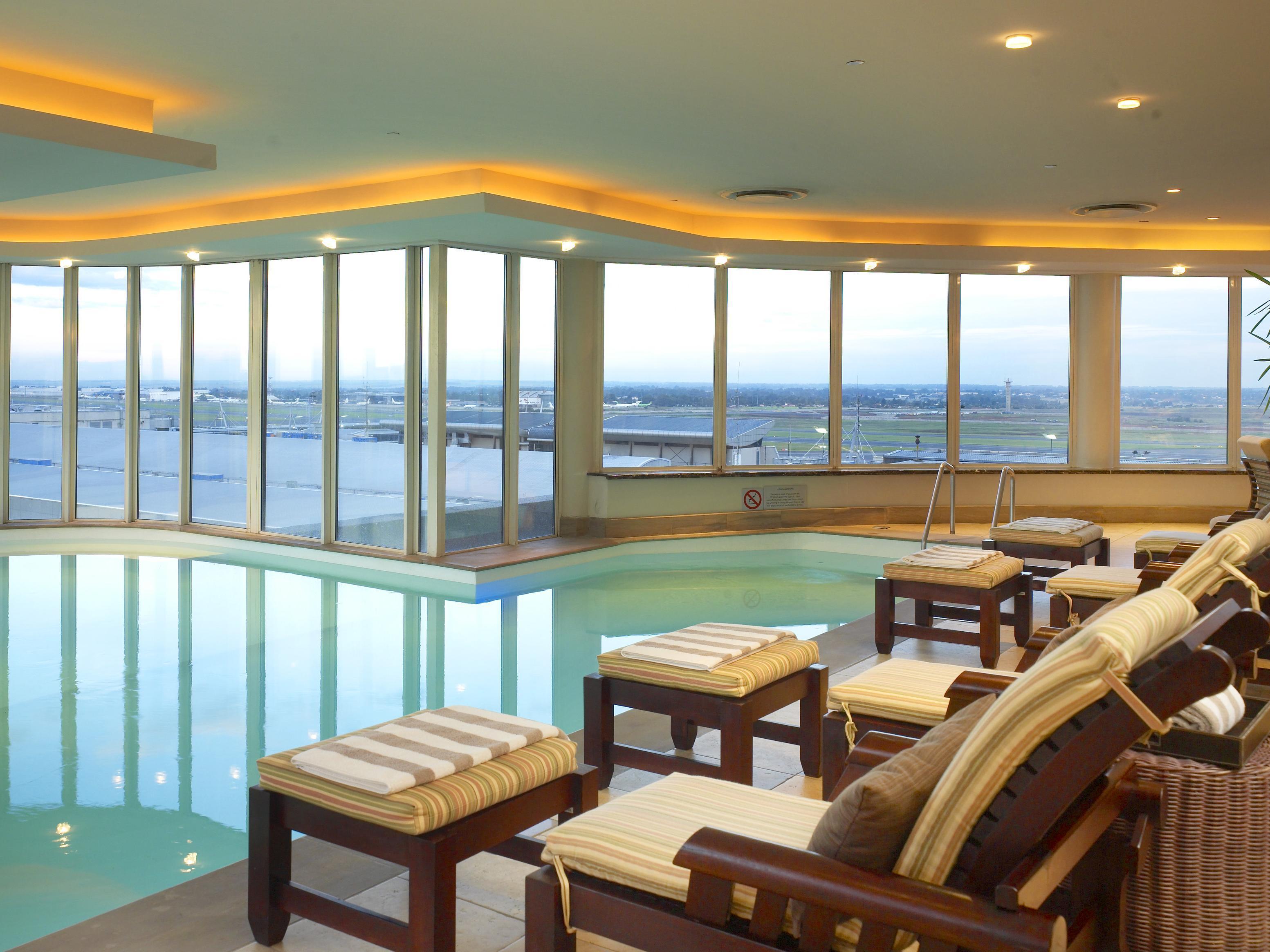 Intercontinental Johannesburg Or Tambo Airport Hotel By Ihg Kempton Park Bagian luar foto The pool at the hotel