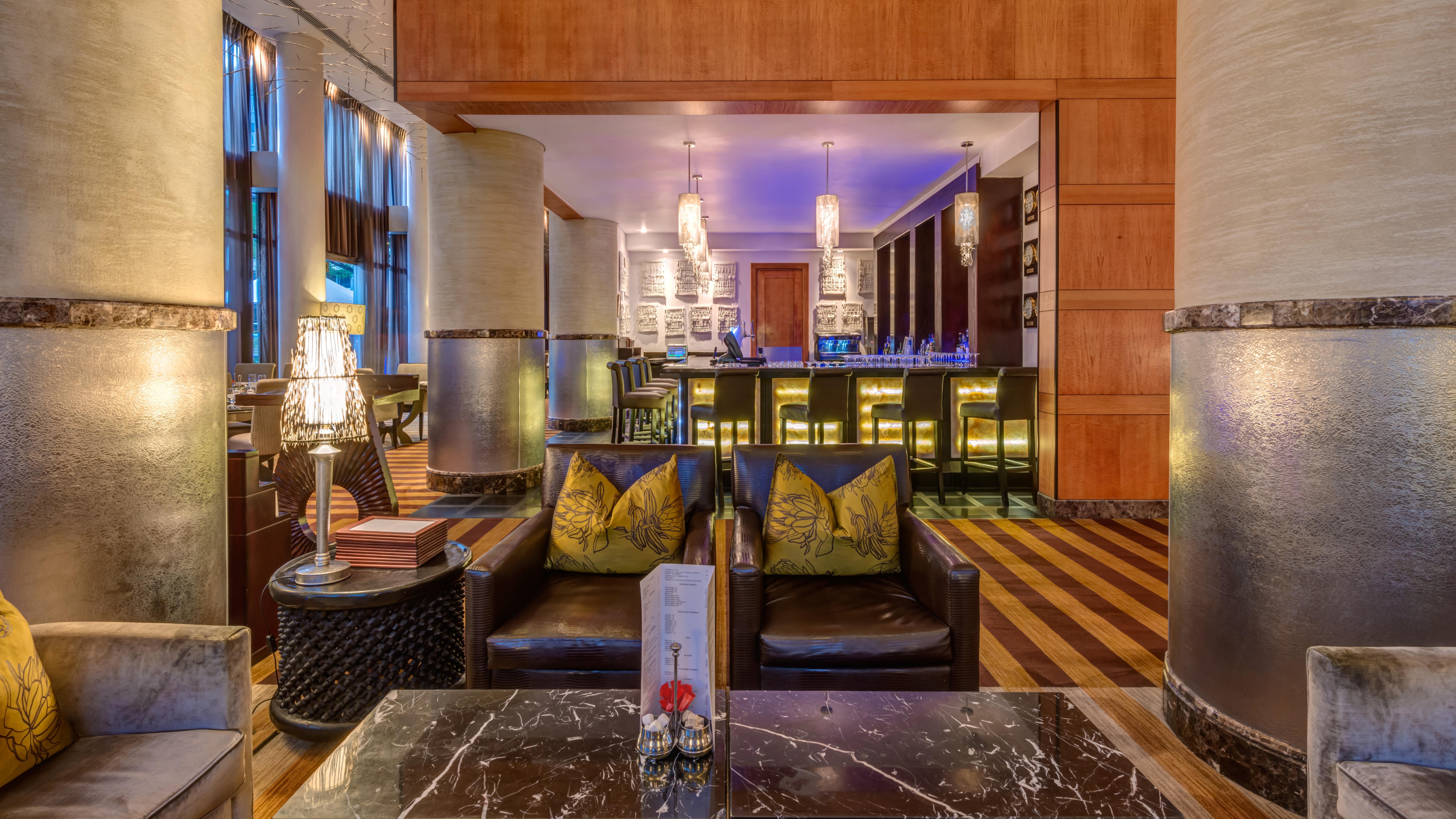 Intercontinental Johannesburg Or Tambo Airport Hotel By Ihg Kempton Park Bagian luar foto The bar at the hotel