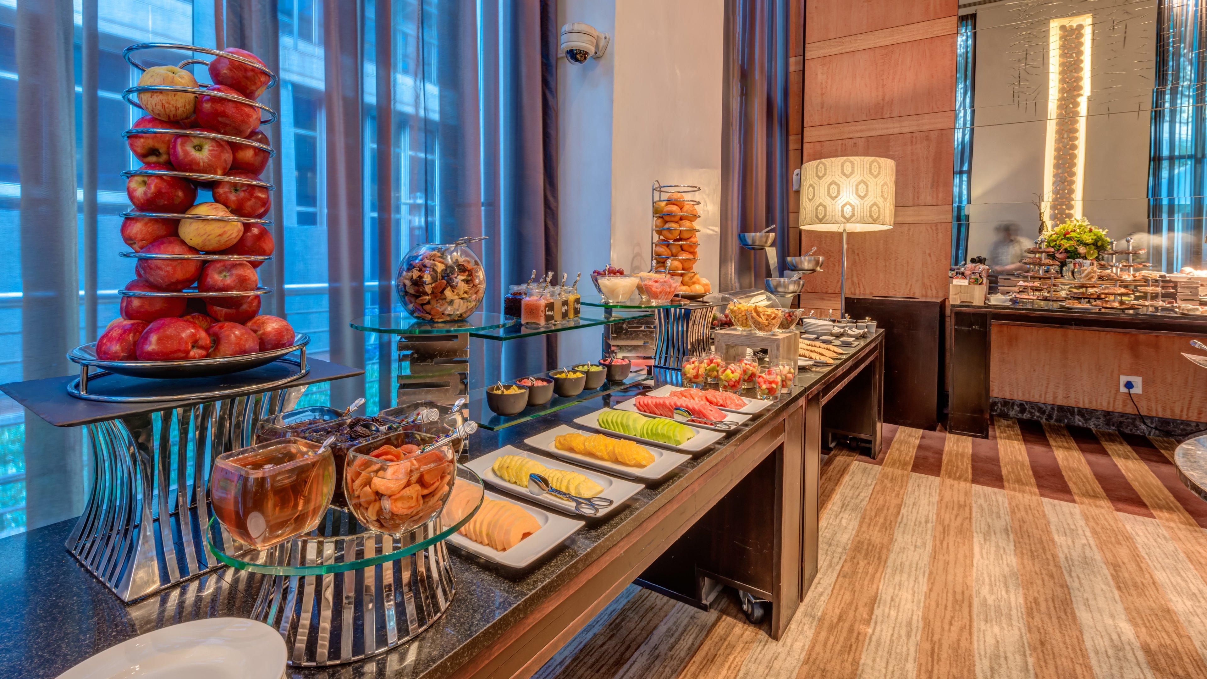 Intercontinental Johannesburg Or Tambo Airport Hotel By Ihg Kempton Park Bagian luar foto A buffet at a hotel