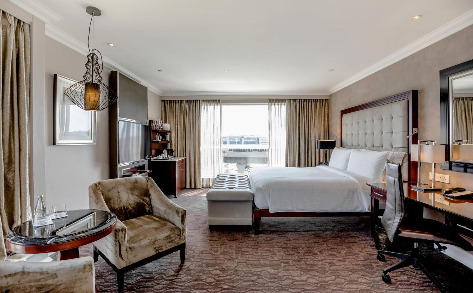 Intercontinental Johannesburg Or Tambo Airport Hotel By Ihg Kempton Park Bagian luar foto A guest room at the InterContinental